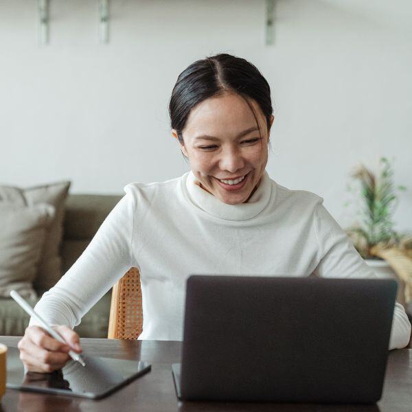 Women looking at her laptop